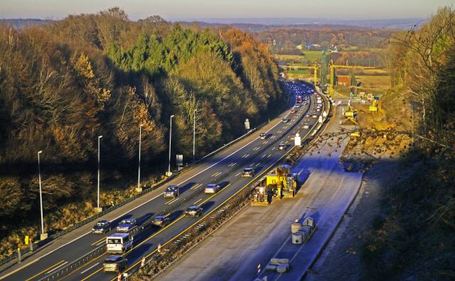 Baustelle mit Baumaschinen